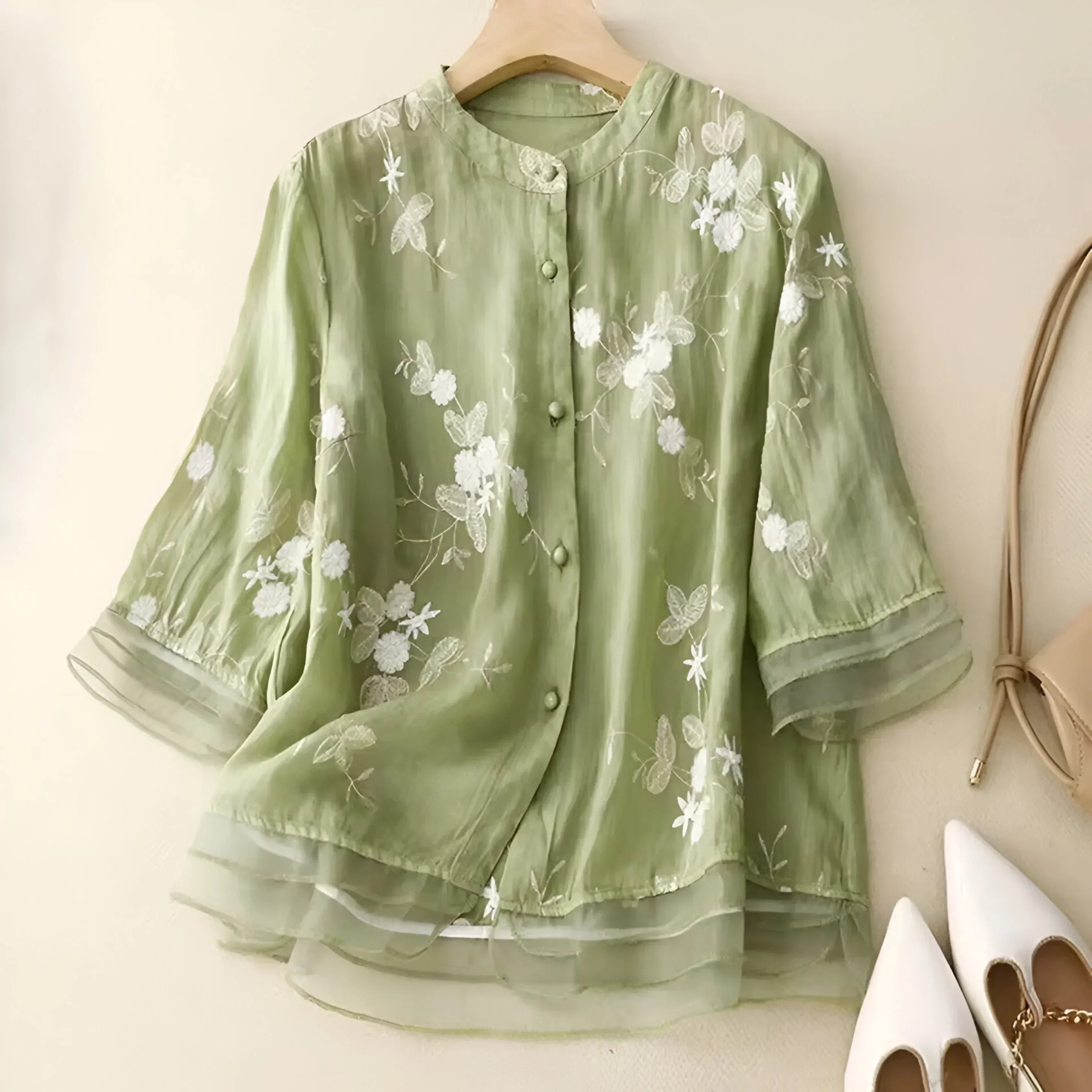 Freja | Broderet Damebluse med Knapper