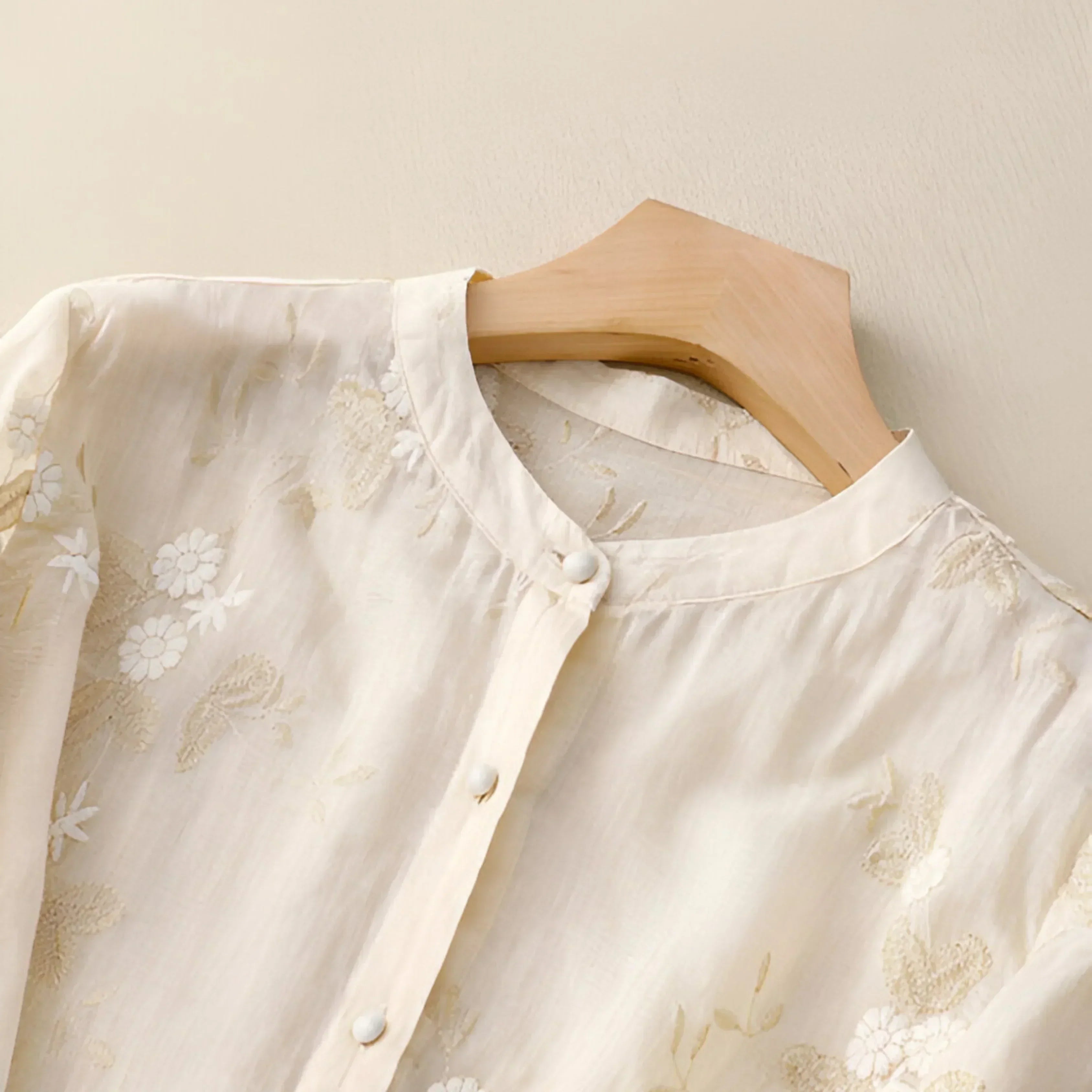 Freja | Broderet Damebluse med Knapper