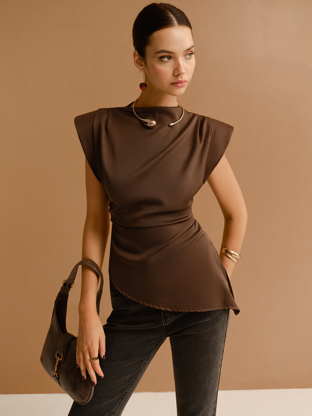Elegant og asymmetrisk top med skulpturelle detaljer