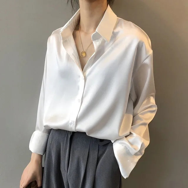 Elegant satinbluse med blød glansfinish